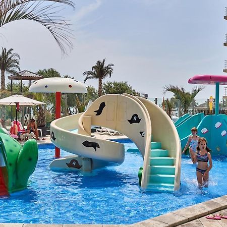 Visum Aparthotel Pool & Spa Mamaia Nord Năvodari Buitenkant foto